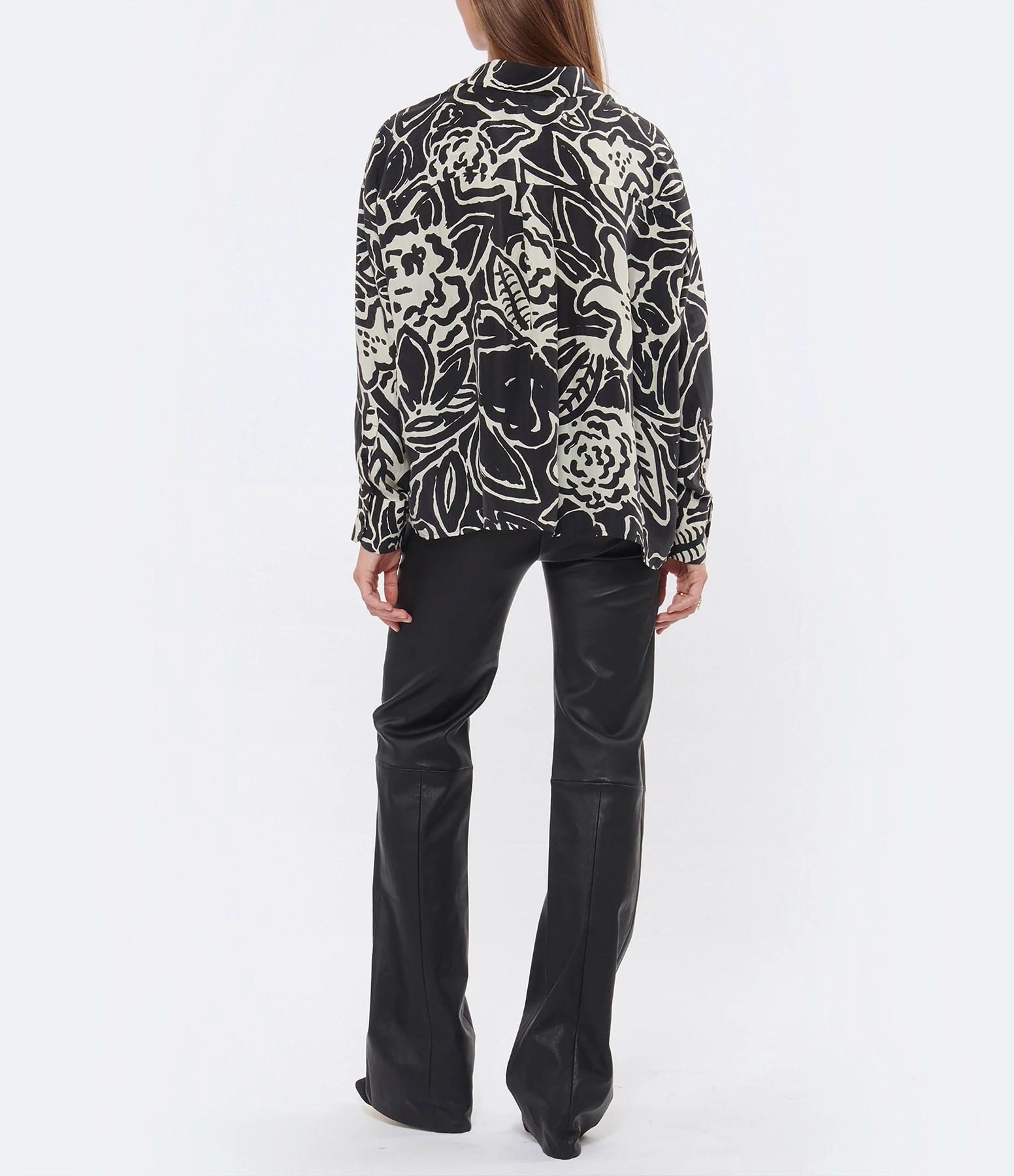 Meilleur prix 😀 MII Chemise Greta Soie Imprimé Fleur Noir Blanc 💯 5 Meilleur prix 😀 MII Chemise Greta Soie Imprimé Fleur Noir Blanc 💯 – Image 5